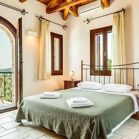 Villa Rachi Sleeps 8 Pool Air Con Wifi *